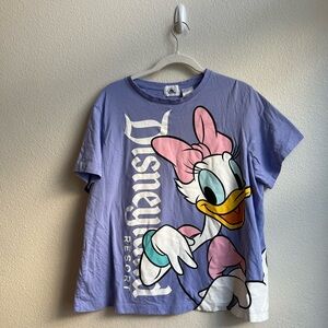 Disneyland Park Women’s Lavender Tee with Daisy Duck, Size L